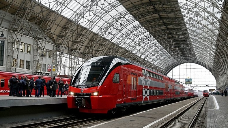 Erster Doppelstockzug Russlands fährt vom Zentrum Moskaus zum Flughafen Wnukowo ab