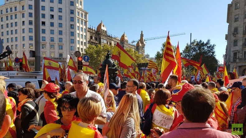 „Puigdemont, fahr zur Hölle“: Tausende protestieren in Barcelona gegen Unabhängigkeit