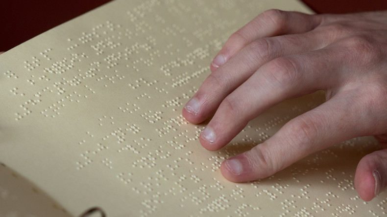 Engagierter Pädagoge: Professor lernt Brailleschrift, um seiner Studentin zu helfen