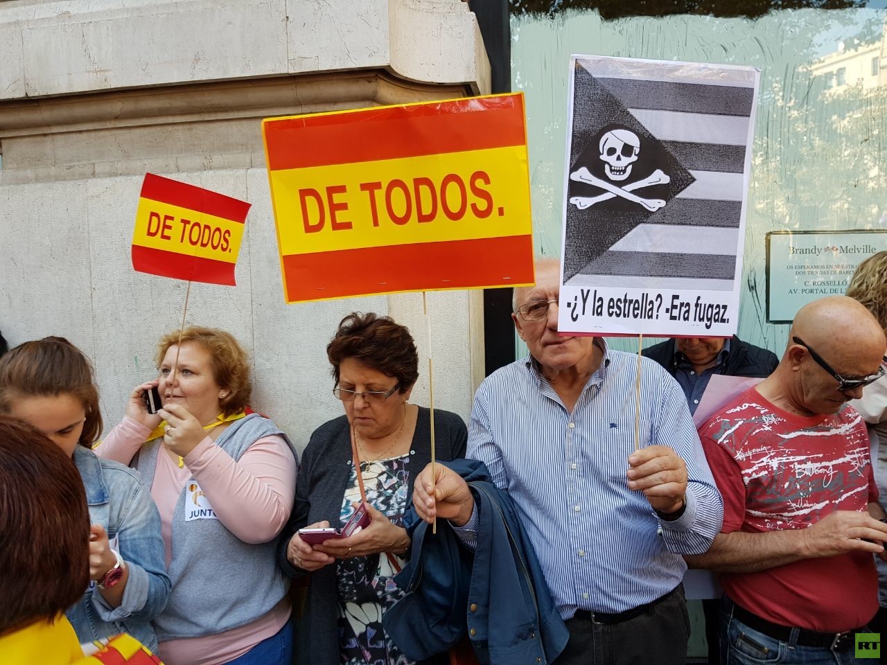 „Puigdemont, fahr zur Hölle“: Tausende protestieren in Barcelona gegen Unabhängigkeit