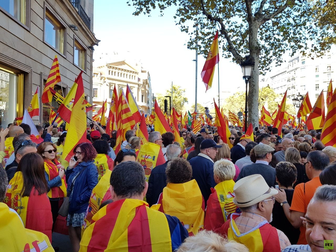 „Puigdemont, fahr zur Hölle“: Tausende protestieren in Barcelona gegen Unabhängigkeit