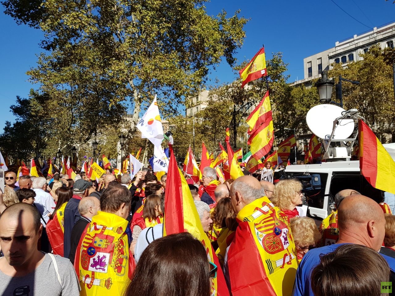 „Puigdemont, fahr zur Hölle“: Tausende protestieren in Barcelona gegen Unabhängigkeit