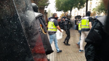 Unabhängigkeitsreferendum in Barcelona: Vermummte Polizisten beschlagnahmen Wahlurnen