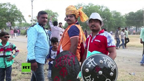 Indien: Mindestens 36 Verletzte bei den traditionellen 'Hingot Yuddha' Kriegsspielen