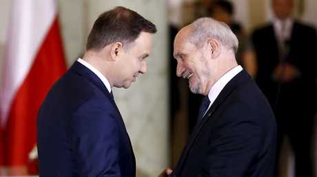 Der polnische Präsident Andrzej Duda (l.) und der Verteidigungsminister Polens, Antoni Macierewicz (r.). Präsidentenpalast in Warschau, November, 2015, Quelle: Reuters