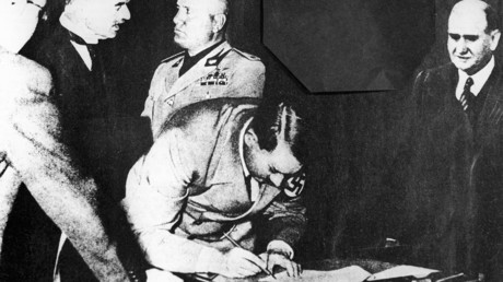 Reichskanzler Adolf Hitler beim Unterschreiben des Münchner Abkommens am 30. September 1938 mit dem britischen Premierminister Neville Chamberlain (2. von links) und dem Ministerpräsidenten Italiens, Benito Mussolini (3. von links).