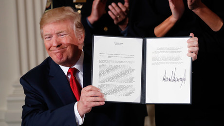 US-Präsident Donald Trump zeigt im East-Room des Weißen Hauses in Washington  die Notstands-Erklärung zur Drogen-Krise der Nation