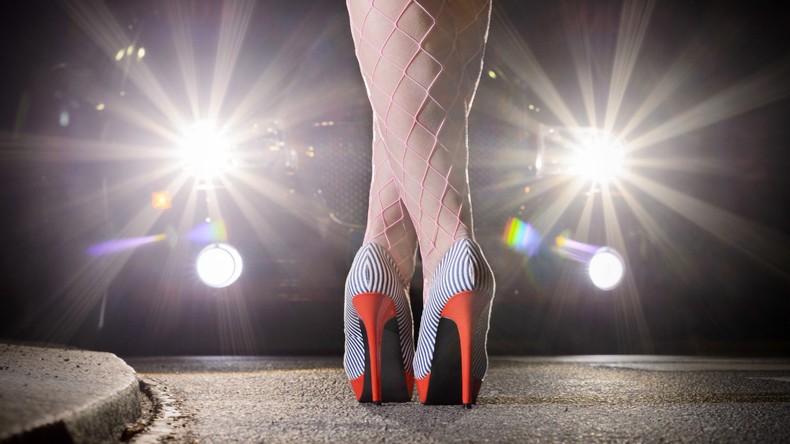Prostitution für Einsteiger: Ukrainische Schülerinnen bekommen Handouts zum Straßenstrich