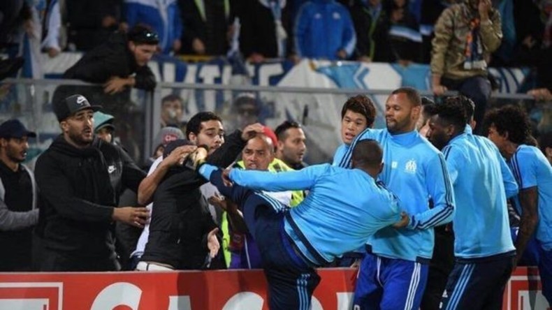 Wie weiland Eric Cantona: Französischer Fußballer mit Karatekick gegen Fan