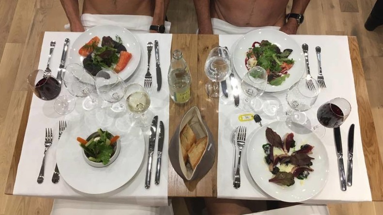 Körperliche Freuden: Restaurant in Frankreich beköstigt Nudisten