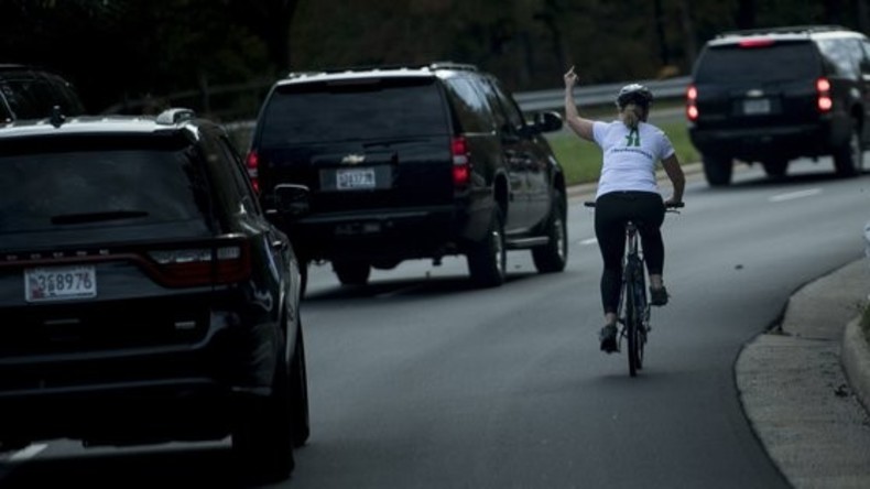 US-Bürgerin zeigt Autokolonne von Trump Stinkefinger – und wird gefeuert