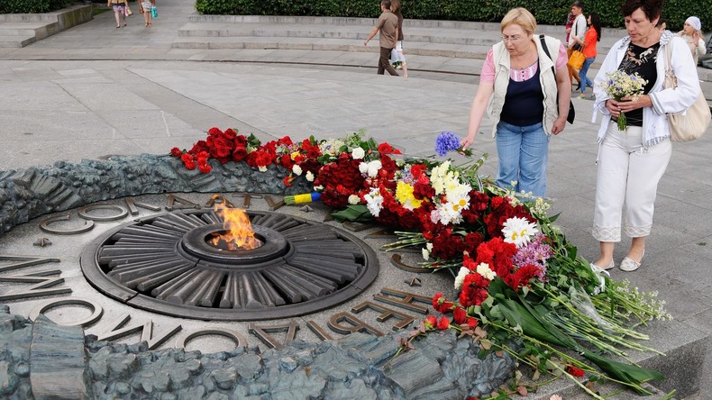 Denkmalschänder übergießen Ewige Flamme im Kiewer Gedenkpark mit Zement