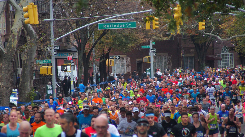 Blinder Sportler läuft New-York-Marathon alleine - dank moderner Technologie, die ihn lenkt