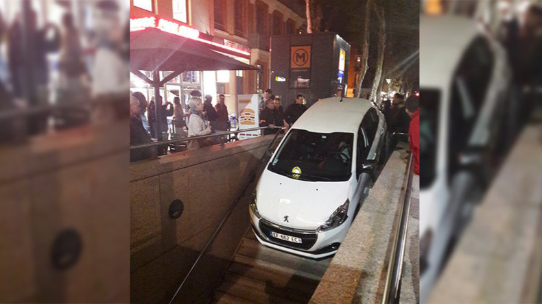 U-Bahn mit Tiefgarage verwechselt: Auto steckt auf Treppe fest