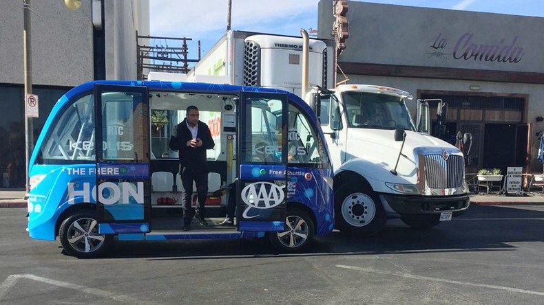 Fahrerloser Bus prallt gegen Laster in Las Vegas – Verursacher ist der LKW-Fahrer