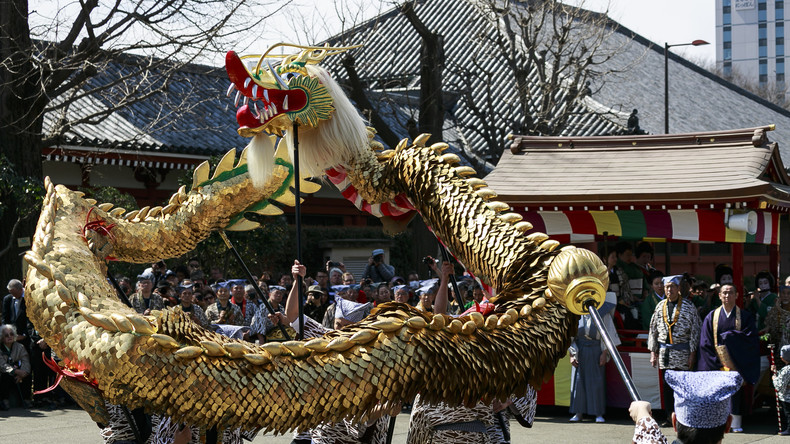 Dinosaurier-Statue beschützt jahrhundertealten japanischen Tempel