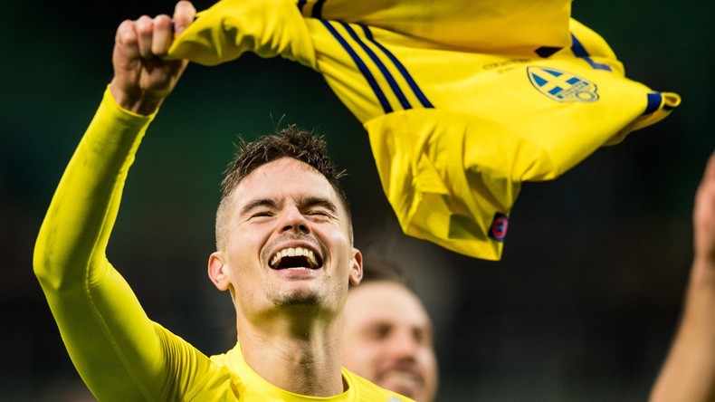 Jubelnde Schwedische Fußballspieler feiern Sieg in WM-2018-Qualifikation und zerstören TV-Studio