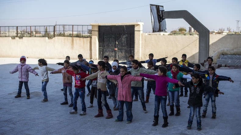 Russische Militärs veranstalten Sportfest für Schüler in Aleppo
