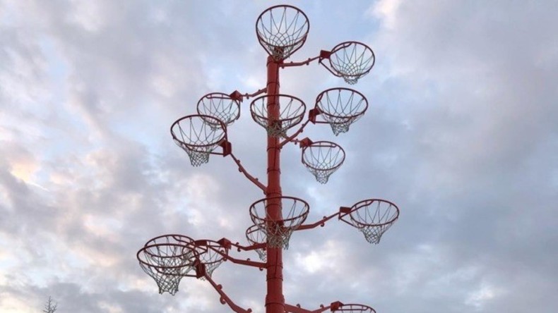 Shaquille O'Neal zeigt "Baum" mit Basketballkörben, die er während seiner Karriere wegriss