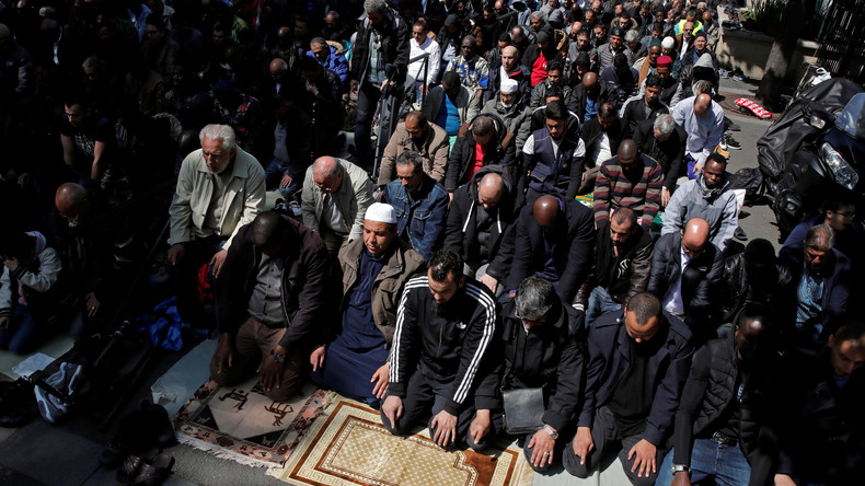 Frankreich will muslimische Straßengebete in Pariser Vorort Clichy-la-Garenne verbieten