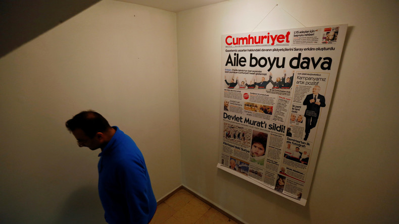 Urteil: Über drei Jahre Haft für Online-Chef der Zeitung Cumhuriyet wegen Terrorpropaganda