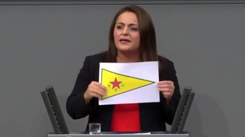 Linken-Abgeordnete Dagdelen erscheint mit verbotener Kurdenflagge im Bundestag