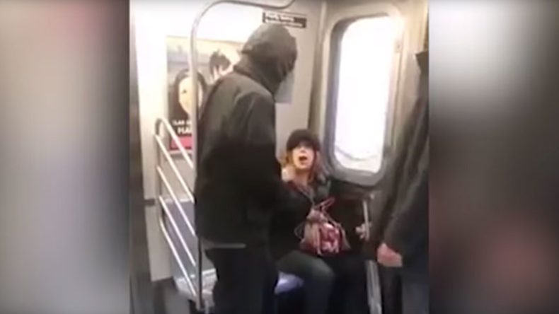 USA: Mann verpasst Frau in U-Bahn Faustschlag, weil diese ihn bat, Platz zu machen