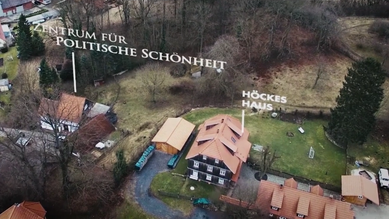 „Zentrum für politische Schönheit“ belagert Höckes Privathaus und errichtet ihm "Holocaust-Mahnmal"