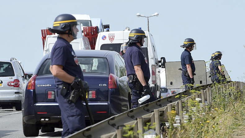 Französischer Polizeibeamter ohrfeigt Migranten und wird zu sechs Monaten Haft verurteilt