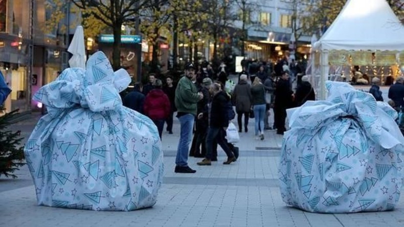 Weihnachtsstimmung über alles: Bochum lässt Terrorsperren mit Geschenkpapier festlich wirken