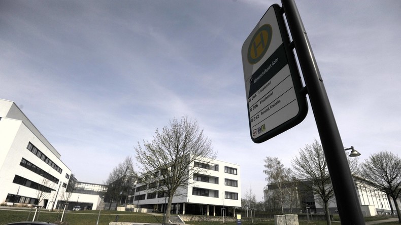 85-jähriger Rentner aus Düsseldorf ruht sich acht Minuten an Bushaltestelle aus – 35 Euro Geldstrafe