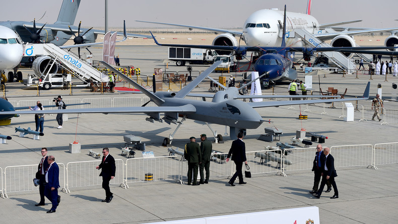 Сhinesische Luftwaffe präsentiert Drohnenbrigade während "Kriegsmanövers" in Xinjiang