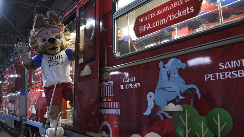 Fußball-WM in Moskau: Neuer Metrowaggon und offizielles Plakat präsentiert