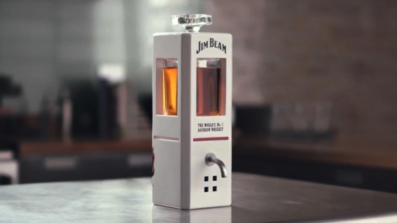 Jim Beam stellt smarte Karaffe vor, die auf Sprachbefehl Whiskey einschenkt