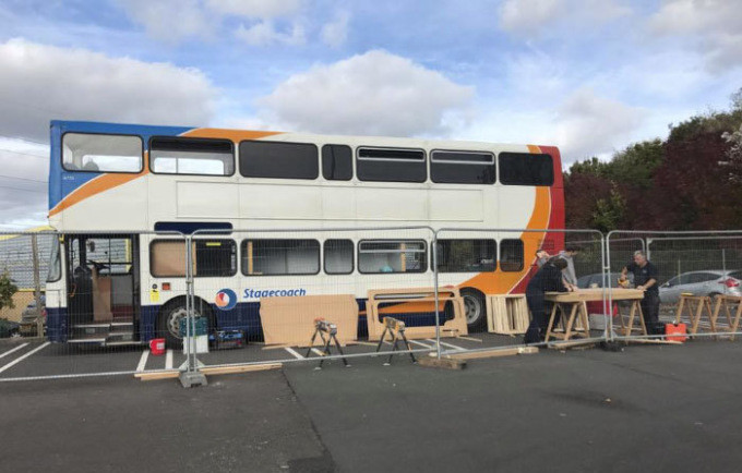 Doppeldecker wird Zwölfbettzimmer: Zwei Britinnen verwandeln alten Bus in Obdachlosenheim