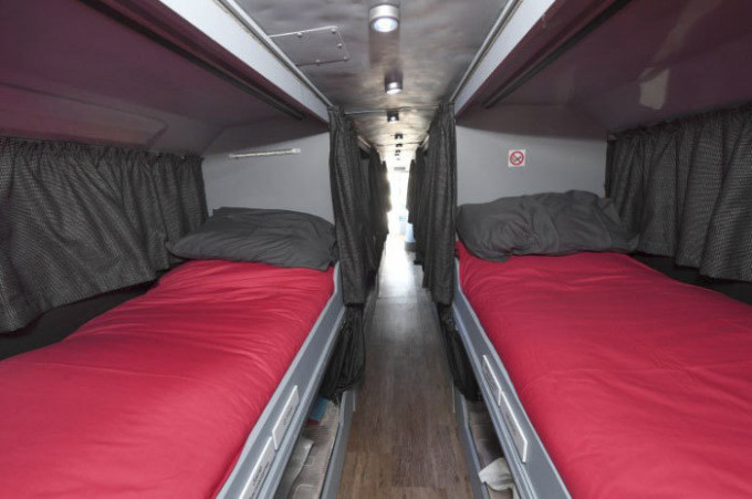 Doppeldecker wird Zwölfbettzimmer: Zwei Britinnen verwandeln alten Bus in Obdachlosenheim