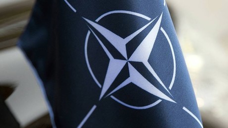 Ein Historiker kritisiert, die US-Doktrin zu dem entsprechenden Artikel im Statut des Militärbündnisses würde die NATO-Beistandspflicht quasi zu einer Absichtserklärung reduzieren.
