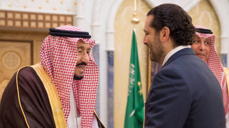 Glückwunsch zum Rücktritt: Der saudische König Salman bin Abdulaziz Al Saud schüttelt dem ehemaligen libanesischen Premierminister Saad al-Hariri die Hand, Riad, 6. November 2017.