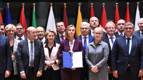 Die Außen- und Verteidigungsminister der EU nach der Zeremonie zur Unterzeichung der militärischen 