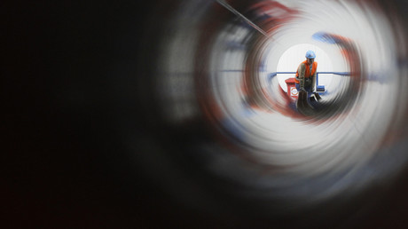 Ein Arbeiter der französischen Rohrbeschichtungs-Firma in Sassnitz durch eine Röhre von Nord Stream, die zwei rund 1.220 km lange Gasleitungen durch die Ostsee von Russland nach Deutschland mit einer Gesamtkapazität von 55 Milliarden Kubikmetern pro Jahr. 