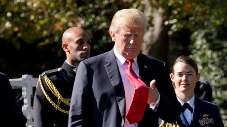 Donald Trump inspiziert seine Krawatte, Washington, USA, 17. November 2017