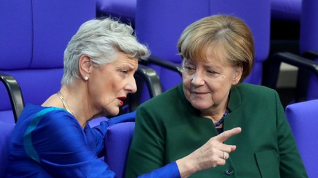 Marieluise Beck, hier noch als Grünen-Abgeordnete, im Gespräch mit Bundeskanzlerin Angela Merkel im Bundestag, Berlin, 23. November 2016.