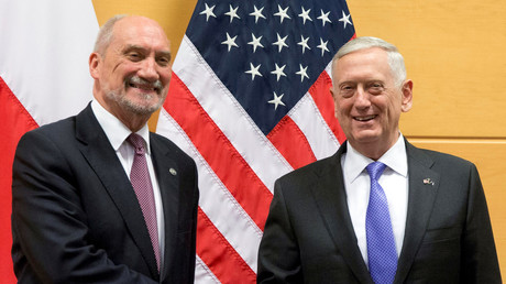 Polnischer Verteidigungsminister Antoni Macierewicz und sein US-amerikanischer Amtskollege James Mattis bei einem Treffen im NATO-Hauptquartier in Brüssel (Belgien, Juni 2017, Quelle: Reuters)