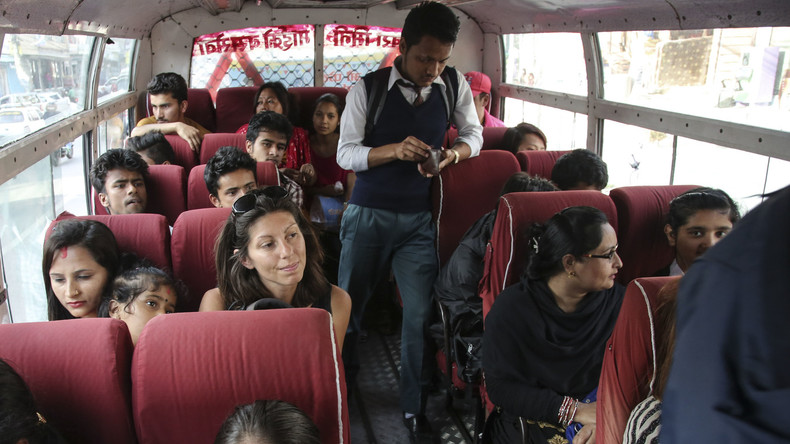 Schone deinen Nächsten: Inder wegen stinkender Socken in Bus festgenommen