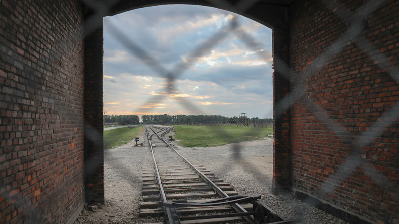 Vandalismus in Auschwitz: 17-Jähriger zu einem Jahr Haft auf Bewährung verurteilt