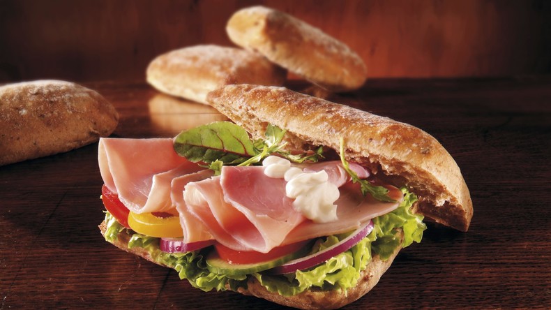 Hunger ist der beste Koch: Amerikaner bereitet Sandwich in Café selbst zu, weil Mitarbeiter schläft