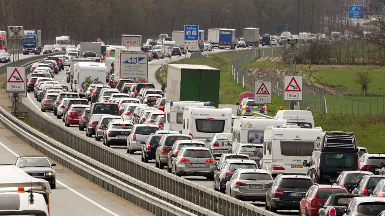 Wer Staus vermeiden will, soll bei Rot mehr Abstand lassen