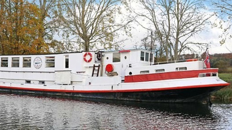 Britisches Ehepaar verwandelt alte Barge in schwimmendes Luxushotel für 482.000 Euro