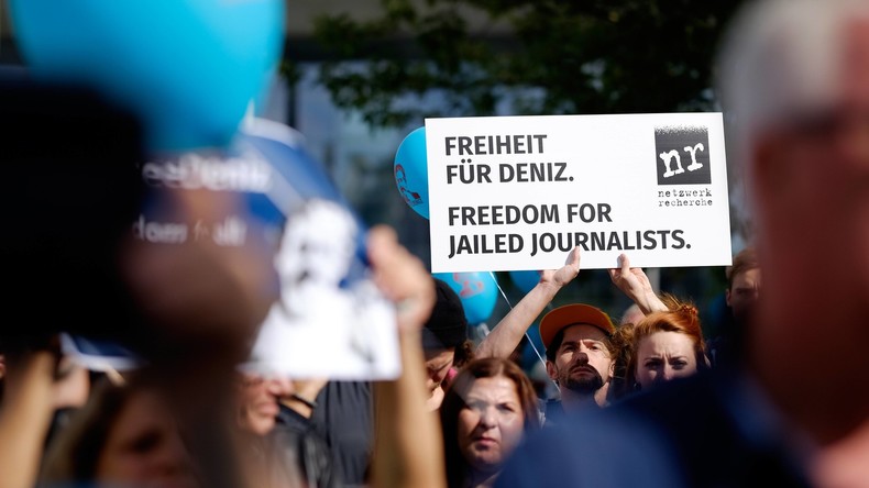 Mehr als 200 Künstler mahnen Freiheit für Deniz Yücel an