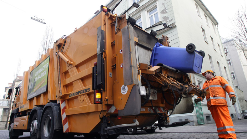 Nürnberg: Obdachloser schläft im Altpapier-Container und wird in den Mülllaster gekippt